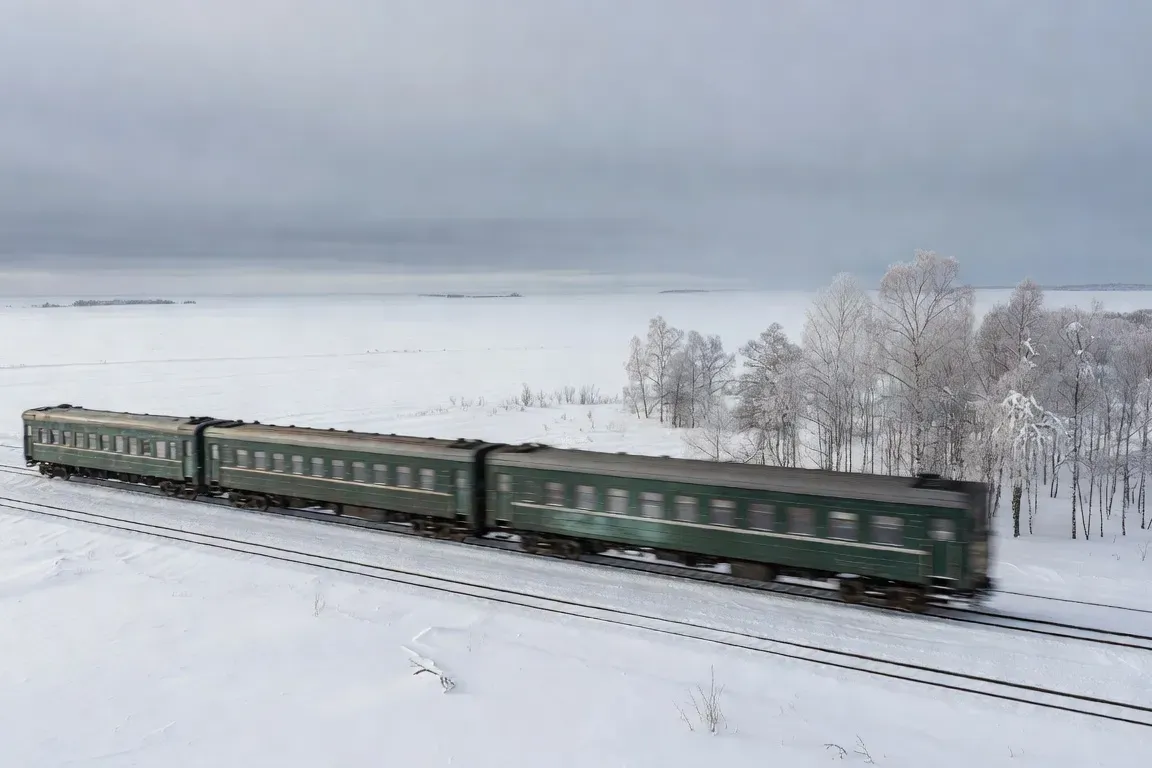Wagon du Transsibérien traversant les plaines sibériennes en hiver, neige à perte de vue