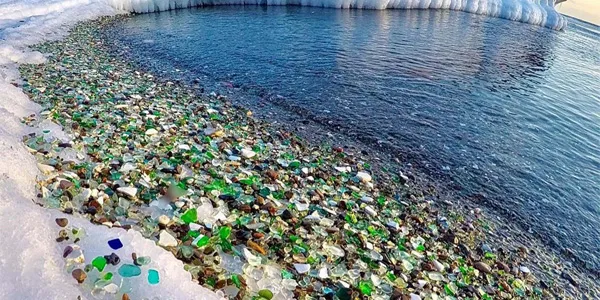 Plage de verre de la Baie d'Ussuri près de Vladivostok
